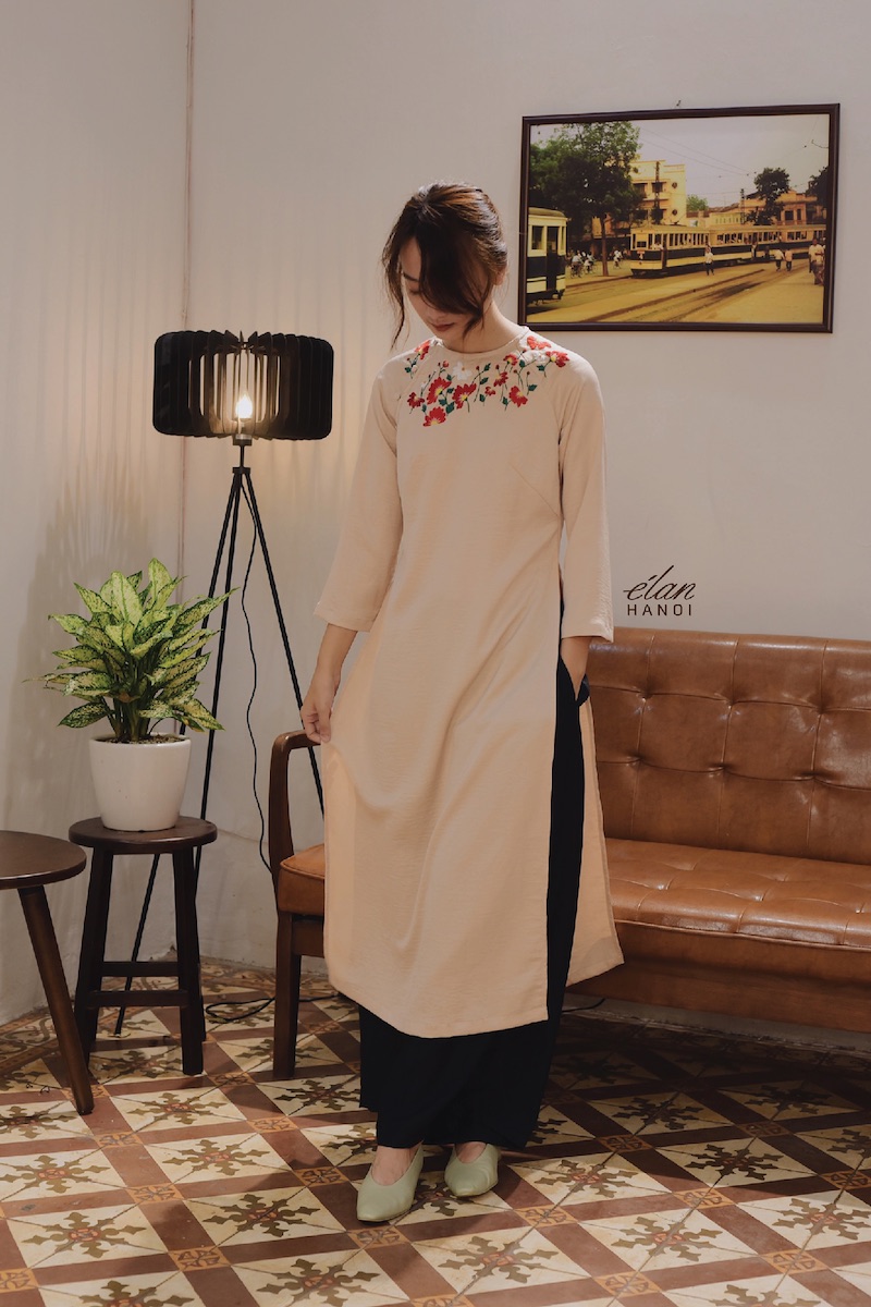 Elan Áo dài thêu tay màu be 1