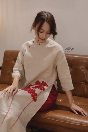 Áo dài thêu tay lá sen đỏ
