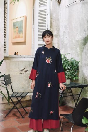 Áo dài thêu tay hoa rơi tay đỏ