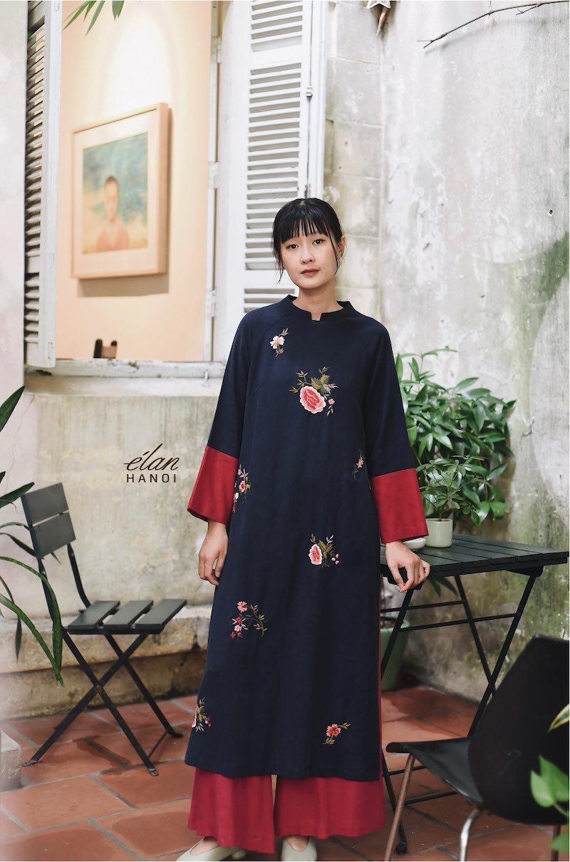 Áo dài thêu tay hoa rơi tay đỏ