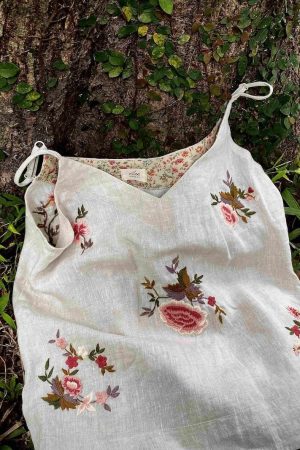 Áo 2 dây thêu tay cụm hoa rơi