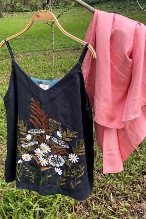 Áo 2 dây thêu tay hoa cỏ