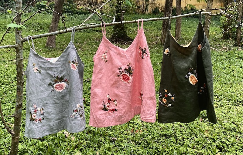 Elan Áo 2 dây thêu thêu tay cụm hoa rơi 1