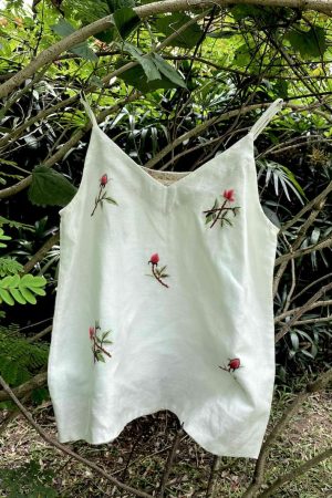 Áo 2 dây thêu thêu tay nụ hồng - Linen tưng pre - Trắng