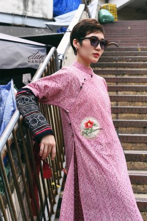 Áo dài ngũ thân nhuộm cánh kiến phối thổ cẩm