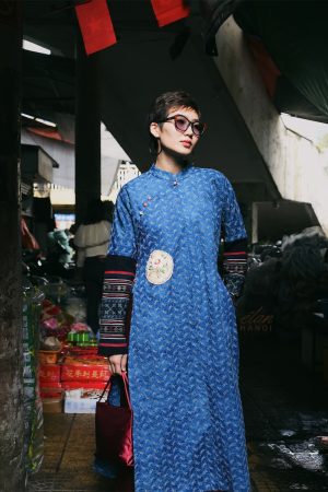 Áo dài ngũ thân nhuộm chàm phối thổ cẩm