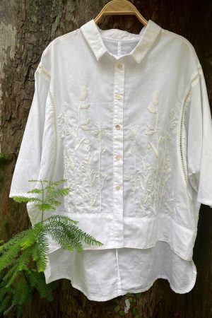 Áo sơ mi phối ren thêu tay hoa cỏ Linen Trắng