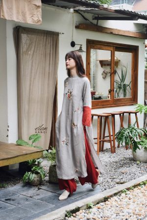 Áo dài thêu tay hoa rơi can tay đỏ