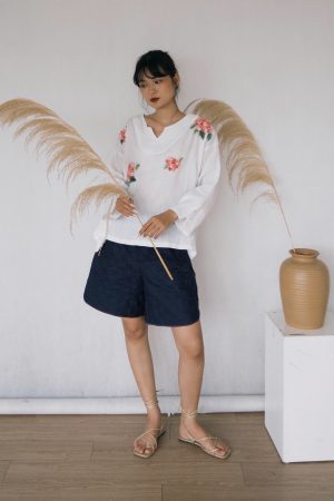 Áo sơmi cổ V thêu tay cẩm tú cầu